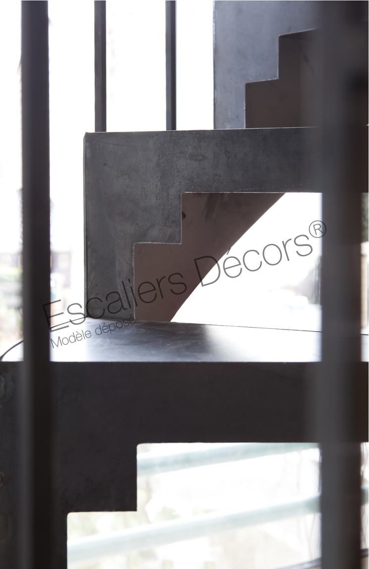 Photo DH85 - SPIR'DÉCO® Art Déco. Escalier intérieur métallique hélicoïdal pour une décoration Art Déco. Vue 3